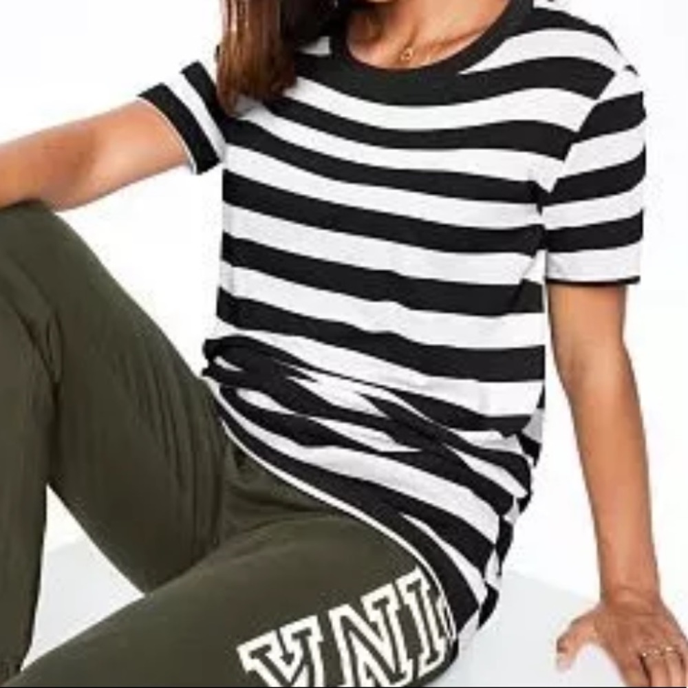 ⭐️HOST⭐️PICK ⭐️🖤Pink Victoria’s Secret 🖤T Shirt